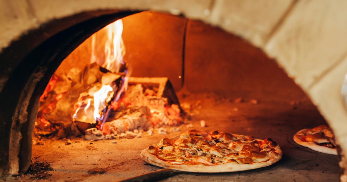 Pizza nel forno a legna